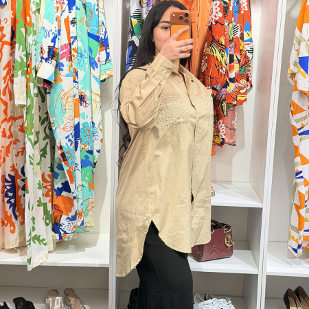 Chemise en popeline avec poche en strass